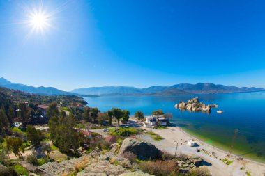 Bafa Gölü, Herakleia harabeleri ve balıkçı tekneleri ile dolu Kapkr gibi geleneksel köylerle çevrili huzurlu bir yerdir.