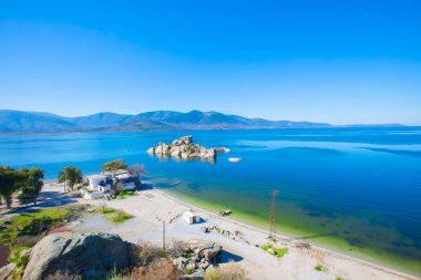 Bafa Gölü, Herakleia harabeleri ve balıkçı tekneleri ile dolu Kapkr gibi geleneksel köylerle çevrili huzurlu bir yerdir.