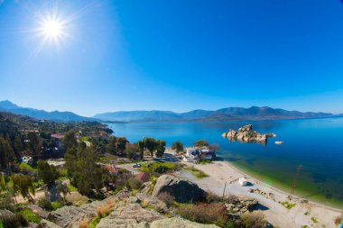 Bafa Gölü, Herakleia harabeleri ve balıkçı tekneleri ile dolu Kapkr gibi geleneksel köylerle çevrili huzurlu bir yerdir.