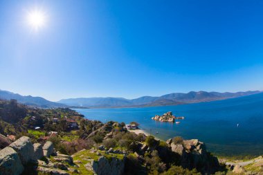 Bafa Gölü, Herakleia harabeleri ve balıkçı tekneleri ile dolu Kapkr gibi geleneksel köylerle çevrili huzurlu bir yerdir.