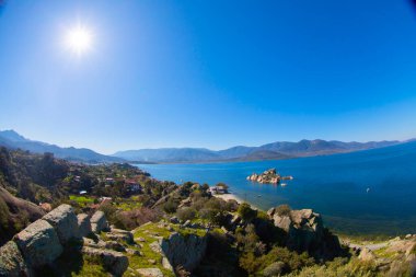 Bafa Gölü, Herakleia harabeleri ve balıkçı tekneleri ile dolu Kapkr gibi geleneksel köylerle çevrili huzurlu bir yerdir.