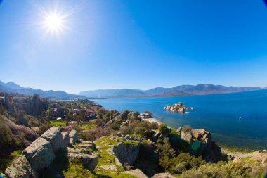 Bafa Gölü, Herakleia harabeleri ve balıkçı tekneleri ile dolu Kapkr gibi geleneksel köylerle çevrili huzurlu bir yerdir.