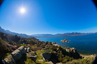 Bafa Gölü, Herakleia harabeleri ve balıkçı tekneleri ile dolu Kapkr gibi geleneksel köylerle çevrili huzurlu bir yerdir.