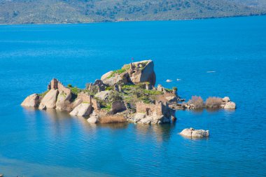 Bafa Gölü, Herakleia harabeleri ve balıkçı tekneleri ile dolu Kapkr gibi geleneksel köylerle çevrili huzurlu bir yerdir.