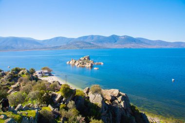 Bafa Gölü, Herakleia harabeleri ve balıkçı tekneleri ile dolu Kapkr gibi geleneksel köylerle çevrili huzurlu bir yerdir.
