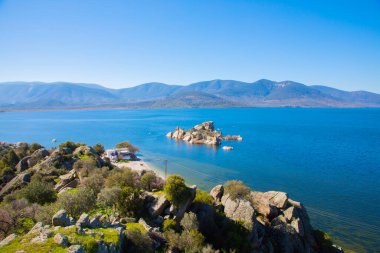 Bafa Gölü, Herakleia harabeleri ve balıkçı tekneleri ile dolu Kapkr gibi geleneksel köylerle çevrili huzurlu bir yerdir.