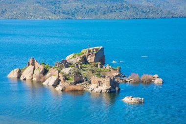 Bafa Gölü, Herakleia harabeleri ve balıkçı tekneleri ile dolu Kapkr gibi geleneksel köylerle çevrili huzurlu bir yerdir.