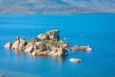 Bafa Gölü, Herakleia harabeleri ve balıkçı tekneleri ile dolu Kapkr gibi geleneksel köylerle çevrili huzurlu bir yerdir.