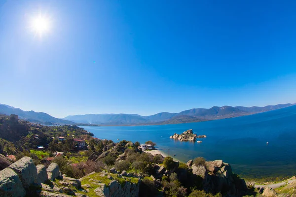 Bafa Gölü, Herakleia harabeleri ve balıkçı tekneleri ile dolu Kapkr gibi geleneksel köylerle çevrili huzurlu bir yerdir.