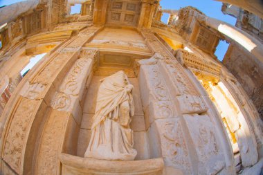 En iyi korunmuş antik şehirlerden biri. Efes (Yunanca) M.Ö. 9. yüzyılda kurulmuştur. St. Paul 'un faaliyetlerinde önemli bir yer. UNESC0 listesi