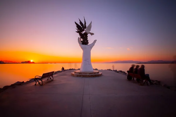 Hand Peace Sculpture Doves Waterfront Kusadasi — Foto de Stock