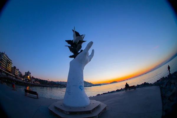 Рука Мира Скульптуры Голубями Набережной Кушадасы — стоковое фото