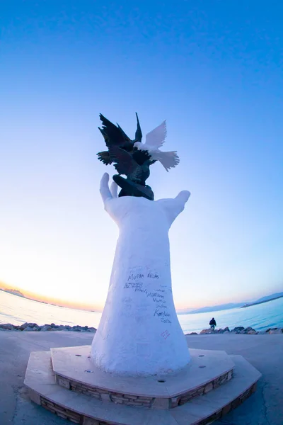 Hand Peace Sculpture Doves Waterfront Kusadasi — Foto de Stock