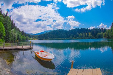 Karadeniz bölgesinde sabah buharlaşmasıyla Savsat Karagol Gölü. Savsat Karagol Gölü, Artvin ormanında büyük bir alabalık gölüdür.
