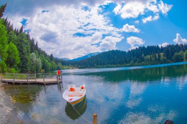 Karadeniz bölgesinde sabah buharlaşmasıyla Savsat Karagol Gölü. Savsat Karagol Gölü, Artvin ormanında büyük bir alabalık gölüdür.