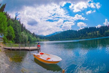 Karadeniz bölgesinde sabah buharlaşmasıyla Savsat Karagol Gölü. Savsat Karagol Gölü, Artvin ormanında büyük bir alabalık gölüdür.