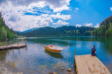 Karadeniz bölgesinde sabah buharlaşmasıyla Savsat Karagol Gölü. Savsat Karagol Gölü, Artvin ormanında büyük bir alabalık gölüdür.