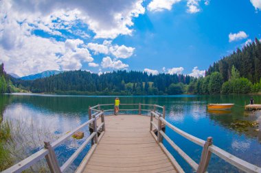 Karadeniz bölgesinde sabah buharlaşmasıyla Savsat Karagol Gölü. Savsat Karagol Gölü, Artvin ormanında büyük bir alabalık gölüdür.
