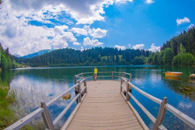 Karadeniz bölgesinde sabah buharlaşmasıyla Savsat Karagol Gölü. Savsat Karagol Gölü, Artvin ormanında büyük bir alabalık gölüdür.