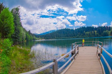 Karadeniz bölgesinde sabah buharlaşmasıyla Savsat Karagol Gölü. Savsat Karagol Gölü, Artvin ormanında büyük bir alabalık gölüdür.