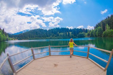 Karadeniz bölgesinde sabah buharlaşmasıyla Savsat Karagol Gölü. Savsat Karagol Gölü, Artvin ormanında büyük bir alabalık gölüdür.