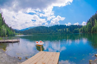 Karadeniz bölgesinde sabah buharlaşmasıyla Savsat Karagol Gölü. Savsat Karagol Gölü, Artvin ormanında büyük bir alabalık gölüdür.
