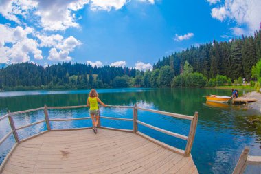 Karadeniz bölgesinde sabah buharlaşmasıyla Savsat Karagol Gölü. Savsat Karagol Gölü, Artvin ormanında büyük bir alabalık gölüdür.