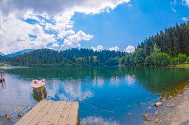 Karadeniz bölgesinde sabah buharlaşmasıyla Savsat Karagol Gölü. Savsat Karagol Gölü, Artvin ormanında büyük bir alabalık gölüdür.