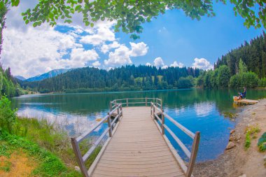 Karadeniz bölgesinde sabah buharlaşmasıyla Savsat Karagol Gölü. Savsat Karagol Gölü, Artvin ormanında büyük bir alabalık gölüdür.