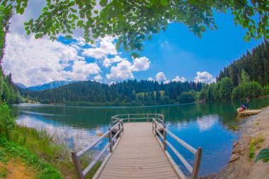 Karadeniz bölgesinde sabah buharlaşmasıyla Savsat Karagol Gölü. Savsat Karagol Gölü, Artvin ormanında büyük bir alabalık gölüdür.