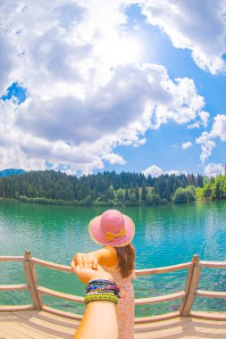 Karadeniz bölgesinde sabah buharlaşmasıyla Savsat Karagol Gölü. Savsat Karagol Gölü, Artvin ormanında büyük bir alabalık gölüdür.