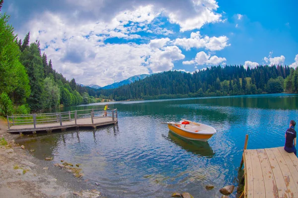 Karadeniz bölgesinde sabah buharlaşmasıyla Savsat Karagol Gölü. Savsat Karagol Gölü, Artvin ormanında büyük bir alabalık gölüdür.