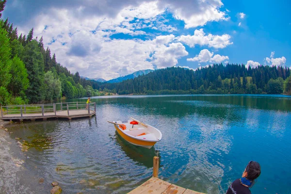 Karadeniz bölgesinde sabah buharlaşmasıyla Savsat Karagol Gölü. Savsat Karagol Gölü, Artvin ormanında büyük bir alabalık gölüdür.