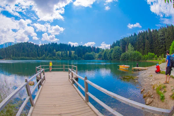 Karadeniz bölgesinde sabah buharlaşmasıyla Savsat Karagol Gölü. Savsat Karagol Gölü, Artvin ormanında büyük bir alabalık gölüdür.