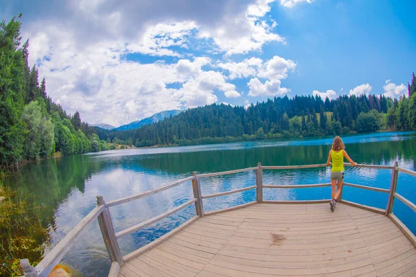 Karadeniz bölgesinde sabah buharlaşmasıyla Savsat Karagol Gölü. Savsat Karagol Gölü, Artvin ormanında büyük bir alabalık gölüdür.