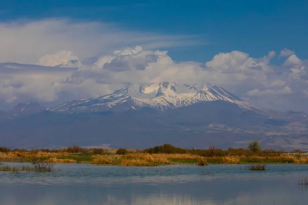 厄西耶斯山 厄西耶斯山是土耳其的最高峰 — 图库照片