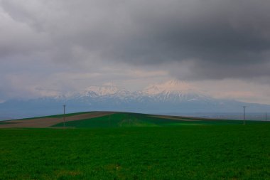 Hasanda Dağı ya da Hasan Dağı, deniz seviyesinden 3268 metre yüksekliğinde bir volkanik dağdır. İki büyük krateri vardır, Büyük Hasan ve Kk Hasan Dağı..