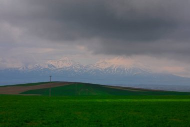 Hasanda Dağı ya da Hasan Dağı, deniz seviyesinden 3268 metre yüksekliğinde bir volkanik dağdır. İki büyük krateri vardır, Büyük Hasan ve Kk Hasan Dağı..