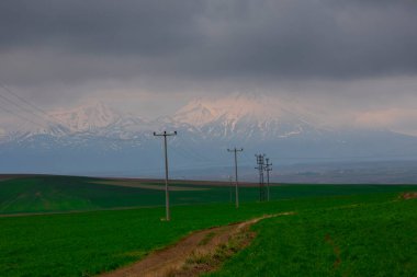 Hasanda Dağı ya da Hasan Dağı, deniz seviyesinden 3268 metre yüksekliğinde bir volkanik dağdır. İki büyük krateri vardır, Büyük Hasan ve Kk Hasan Dağı..
