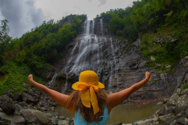 Mencuna Şelalesi. Doğu Karadeniz 'in en görkemli şelalelerinden biridir. Türkiye şelaleleri. Artvin Arhavi ilçesi, Türkiye
