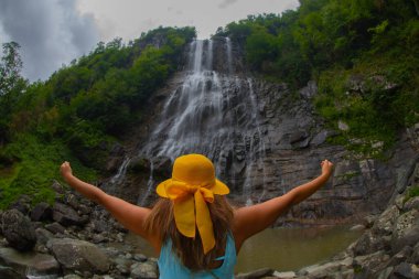 Mencuna Şelalesi. Doğu Karadeniz 'in en görkemli şelalelerinden biridir. Türkiye şelaleleri. Artvin Arhavi ilçesi, Türkiye
