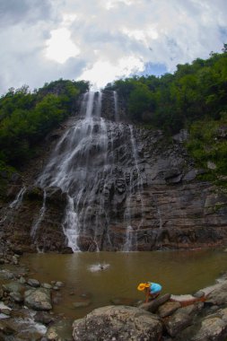 Mencuna Şelalesi. Doğu Karadeniz 'in en görkemli şelalelerinden biridir. Türkiye şelaleleri. Artvin Arhavi ilçesi, Türkiye