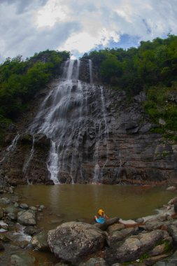 Mencuna Şelalesi. Doğu Karadeniz 'in en görkemli şelalelerinden biridir. Türkiye şelaleleri. Artvin Arhavi ilçesi, Türkiye