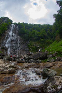 Mencuna Şelalesi. Doğu Karadeniz 'in en görkemli şelalelerinden biridir. Türkiye şelaleleri. Artvin Arhavi ilçesi, Türkiye