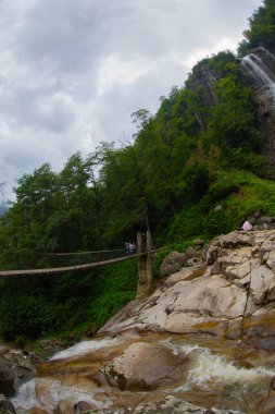 Mencuna Şelalesi. Doğu Karadeniz 'in en görkemli şelalelerinden biridir. Türkiye şelaleleri. Artvin Arhavi ilçesi, Türkiye