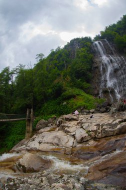 Mencuna Şelalesi. Doğu Karadeniz 'in en görkemli şelalelerinden biridir. Türkiye şelaleleri. Artvin Arhavi ilçesi, Türkiye