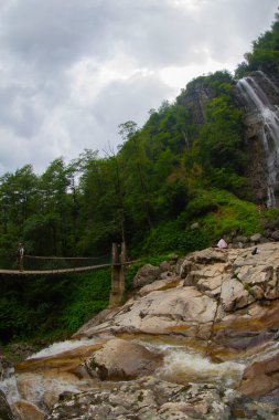 Mencuna Şelalesi. Doğu Karadeniz 'in en görkemli şelalelerinden biridir. Türkiye şelaleleri. Artvin Arhavi ilçesi, Türkiye