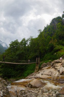 Mencuna Şelalesi. Doğu Karadeniz 'in en görkemli şelalelerinden biridir. Türkiye şelaleleri. Artvin Arhavi ilçesi, Türkiye