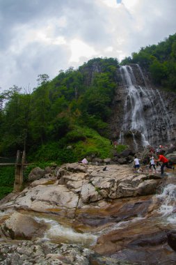Mencuna Şelalesi. Doğu Karadeniz 'in en görkemli şelalelerinden biridir. Türkiye şelaleleri. Artvin Arhavi ilçesi, Türkiye
