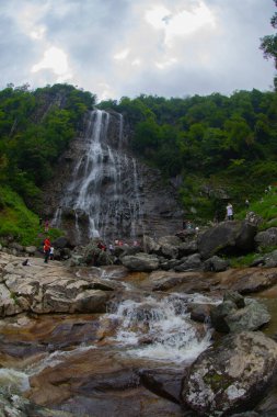 Mencuna Şelalesi. Doğu Karadeniz 'in en görkemli şelalelerinden biridir. Türkiye şelaleleri. Artvin Arhavi ilçesi, Türkiye